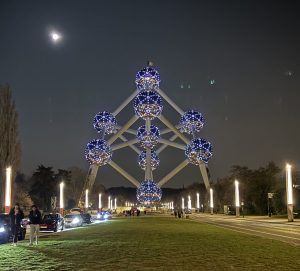 Atomium de Bruselas iluminado con cielo azul y arquitectura futurista
