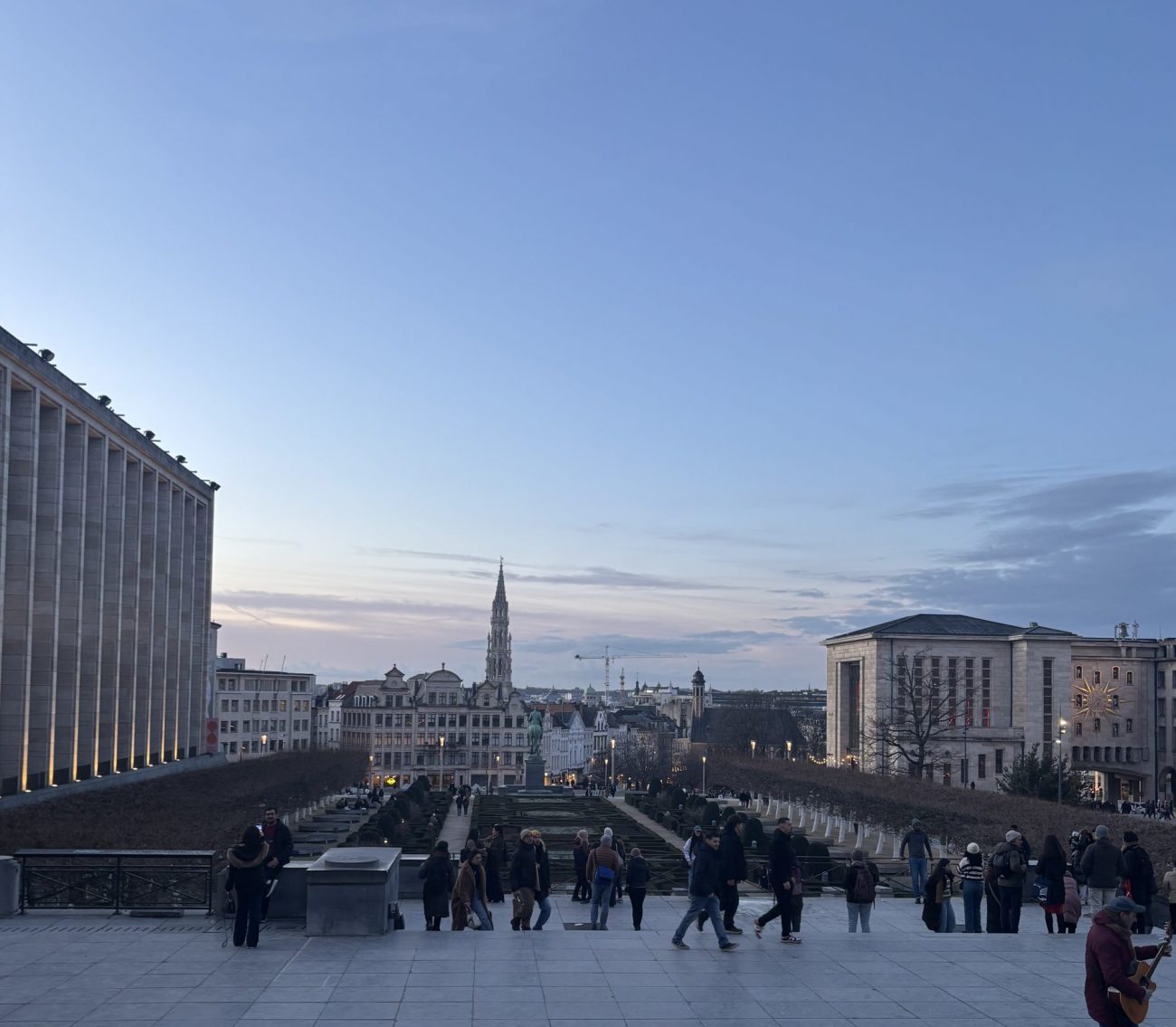 Mont des Arts en Bruselas con jardines y vistas al centro histórico