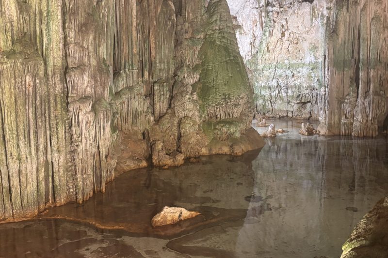 Gruta de Neptuno en Cerdeña: ¿mejor ir en barco o a pie?