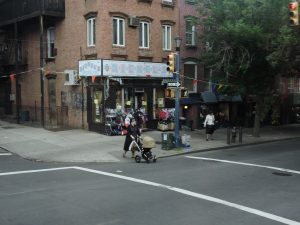 Calle del barrio judío en Brooklyn con comercios tradicionales y comunidad ortodoxa en Nueva York.