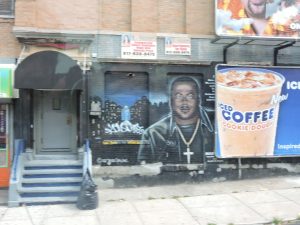 Grafiti urbano en el Bronx con colores vivos y estilo callejero sobre una pared de ladrillo en Nueva York.