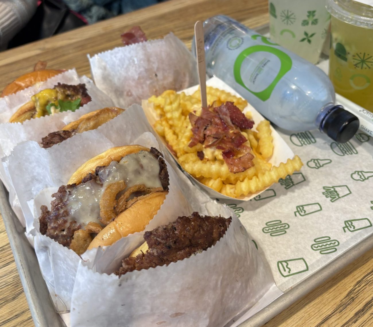 Hamburguesas de Shake Shack en Nueva York con patatas fritas y estilo de comida rápida americana.
