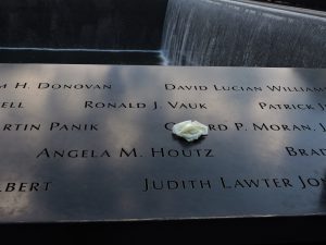 Piscinas conmemorativas del Memorial del 11 de septiembre en Nueva York con nombres grabados.