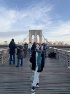 Persona caminando por el Puente de Brooklyn, con Manhattan al fondo