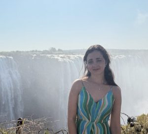 Vista panorámica del salto de agua de las Cataratas Victoria desde un mirador en Zimbabue