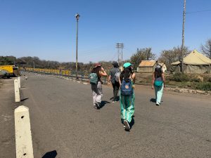 Turistas cruzando a pie el puente de la frontera entre Zimbabue y Zambia en las Cataratas Victoria