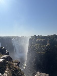 Perspectiva completa de la cortina de agua y el cortado de las Cataratas Victoria