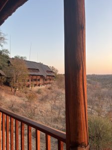 Vista panorámica del paisaje de la sabana de Zimbabue desde la terraza del hotel